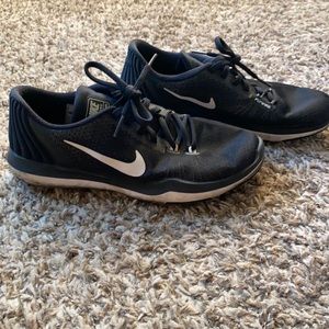 Black Nikes 7.5